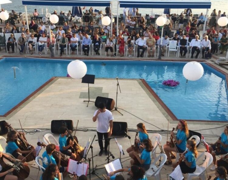 Havuz Başında Müzik