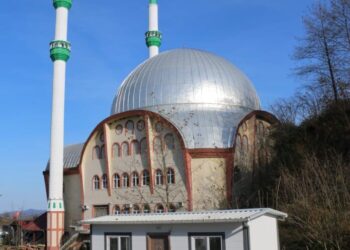 Dört Katlı Aslan Cami