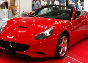 Tavanı Açılan Otomobil