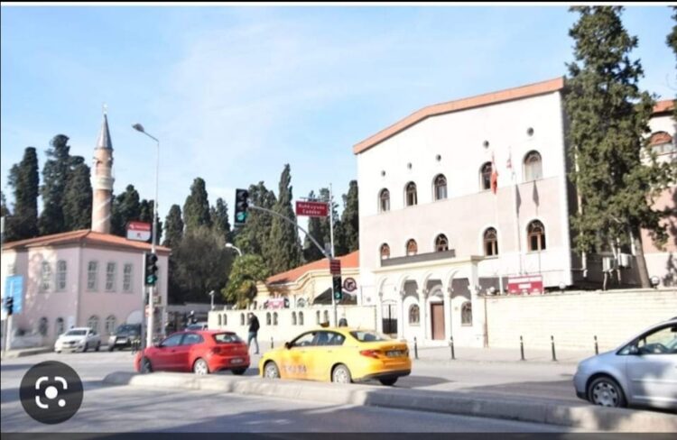 İki Kapılı Handan Geçerken