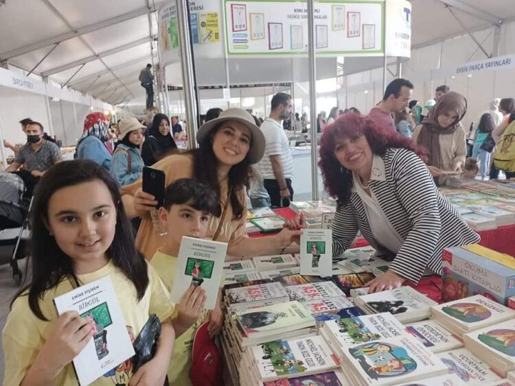 Bir Kitap Alana Bir Bileklik Hediye