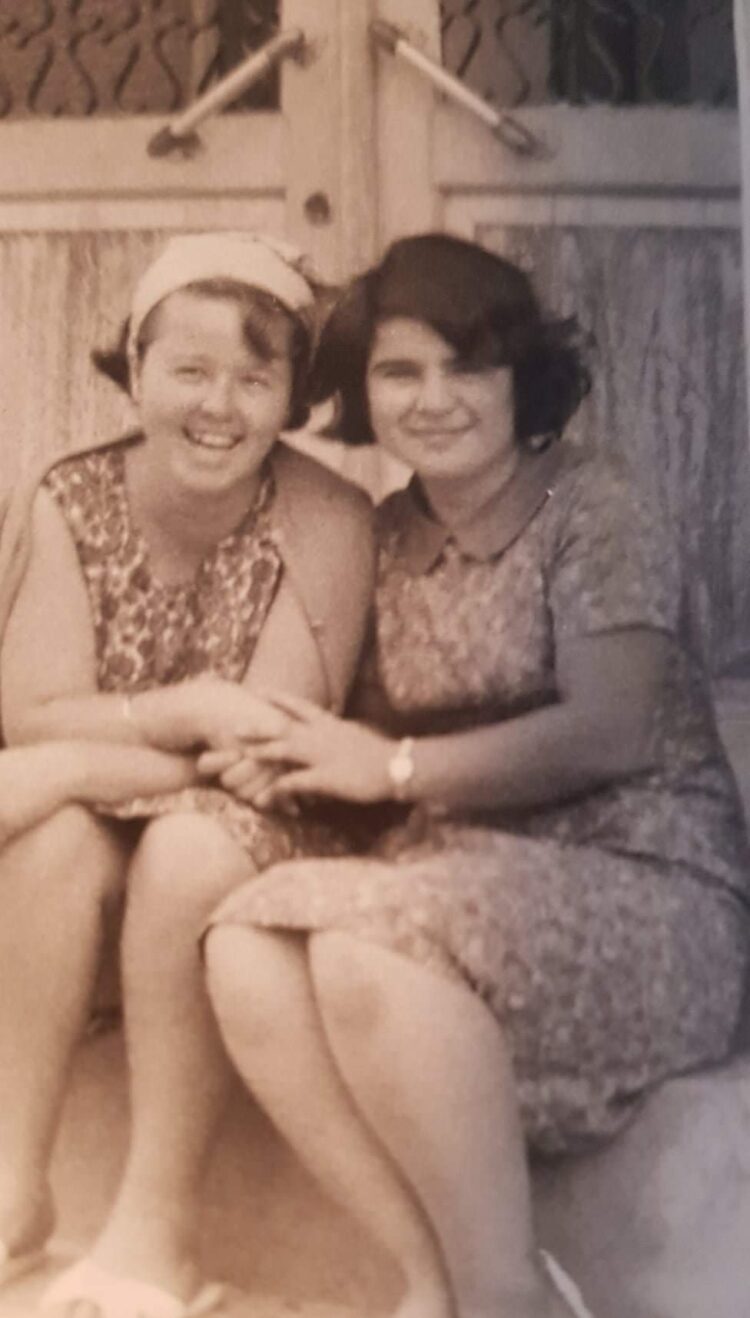 Biz Kuru Ekmeğin Tadını, Giysilerimizi Paylaşmasını Bilenlerdik