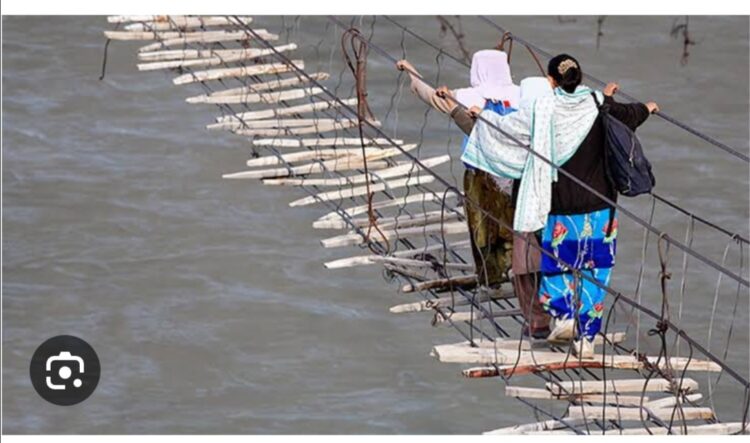 Asma Köprüden Gözü Kapalı Geçmek