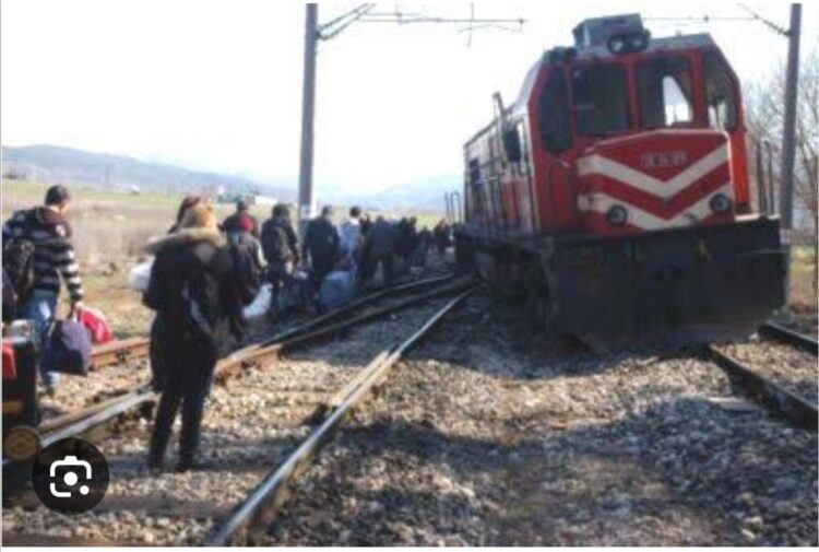 Tren Raydan Çıktı