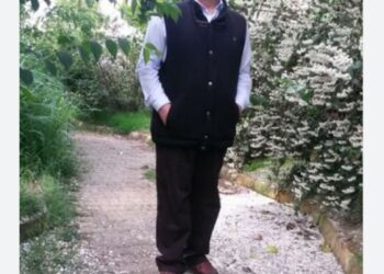 Dağlar Uzaktan Sever