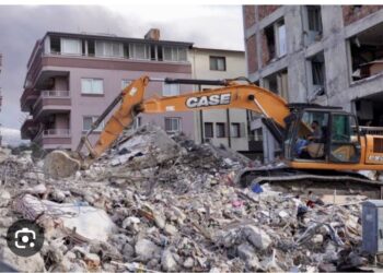 İş Makinaları Toz Duman İçinde