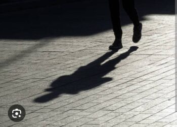 Kaldırımdaki Gölge