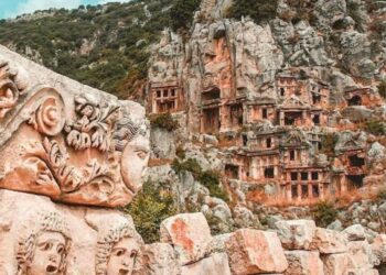 Kayalıktaki Heykeller