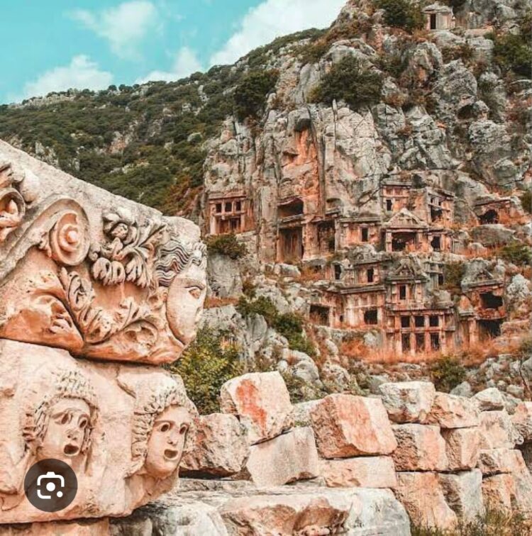 Kayalıktaki Heykeller