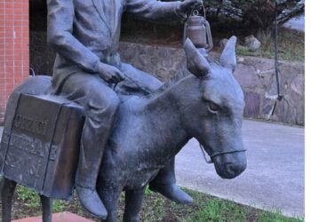 Eşekli Kütüphaneci