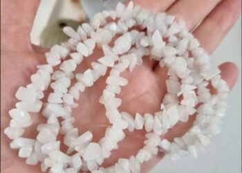 Kırık Beyaz Taşlar