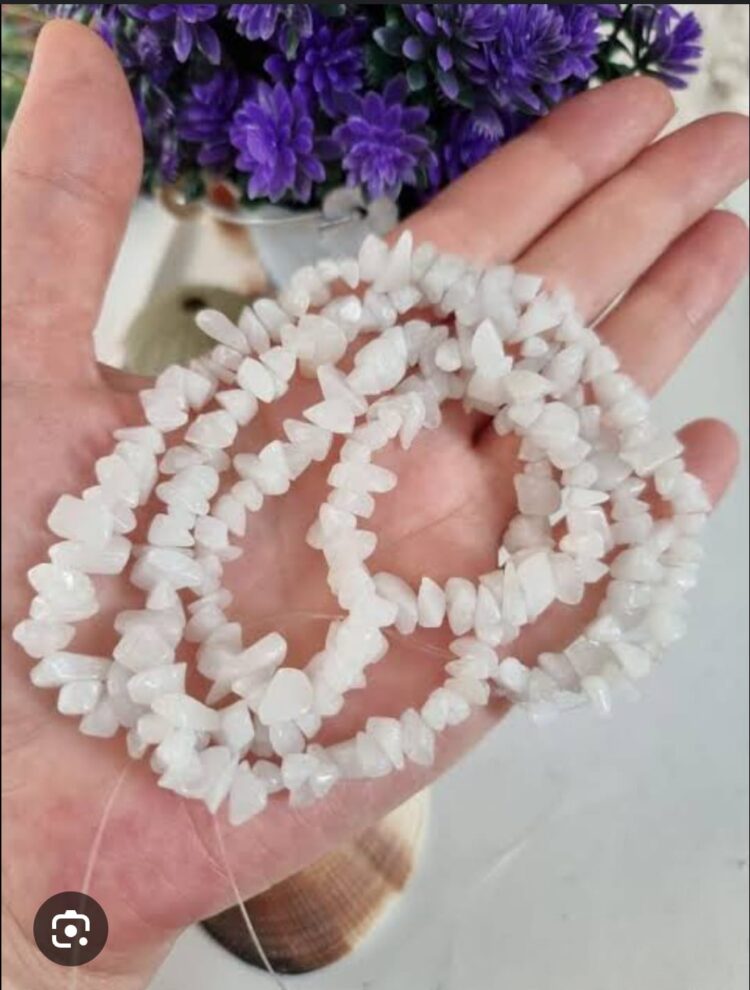 Kırık Beyaz Taşlar