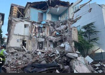 Bir Apartman Çöktü