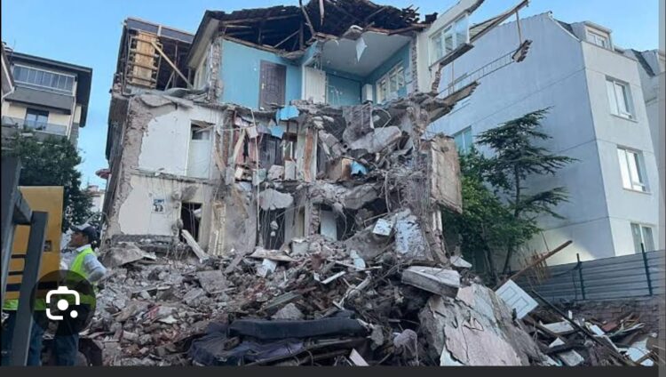 Bir Apartman Çöktü