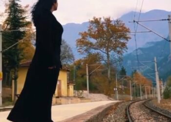 Bir Gülüşe, Köle Olan Gözler