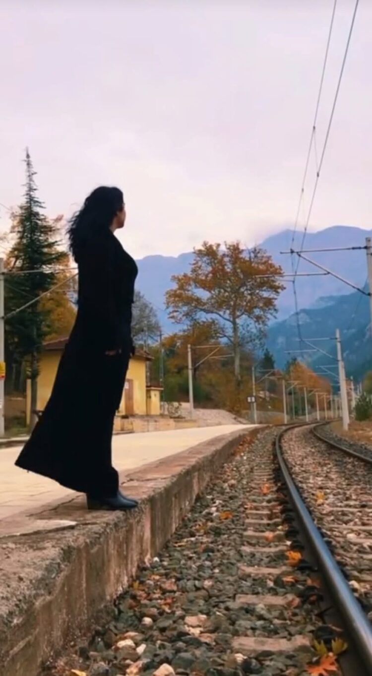 Bir Gülüşe, Köle Olan Gözler