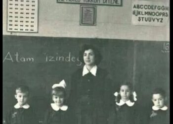 Siyah Önlükten Yükselen Hüzün