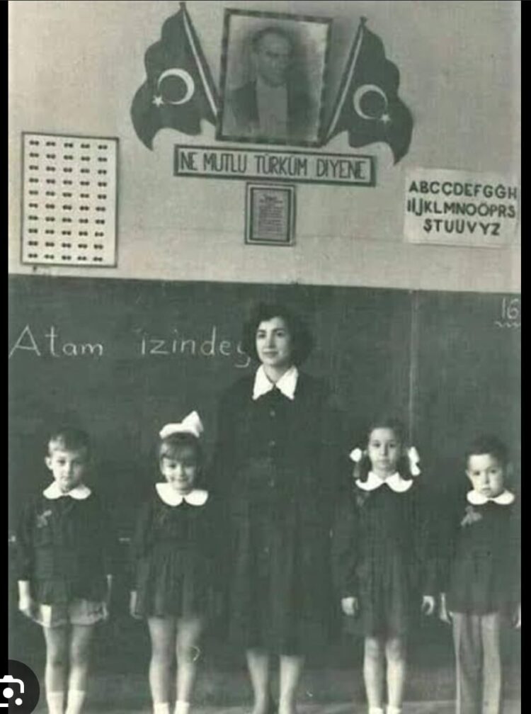 Siyah Önlükten Yükselen Hüzün