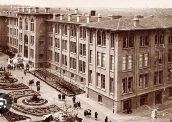Yüksek Öğretmen Okulunun Önü