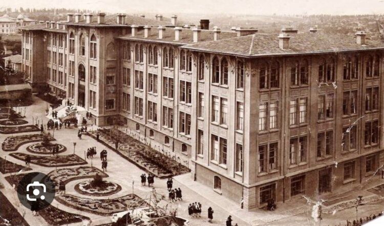 Yüksek Öğretmen Okulunun Önü
